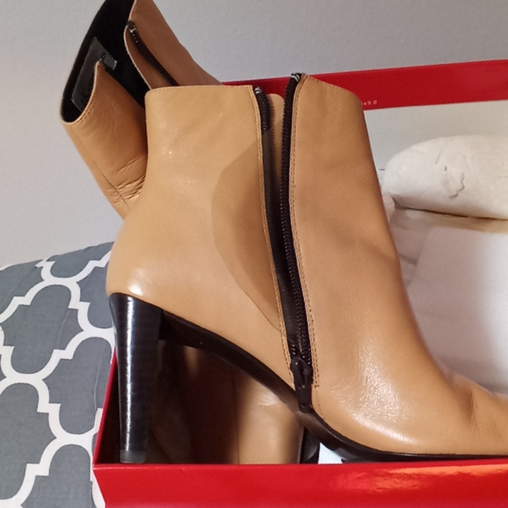 Ann Klein boots camel color size 7 1/2 M - Picture 2 of 3